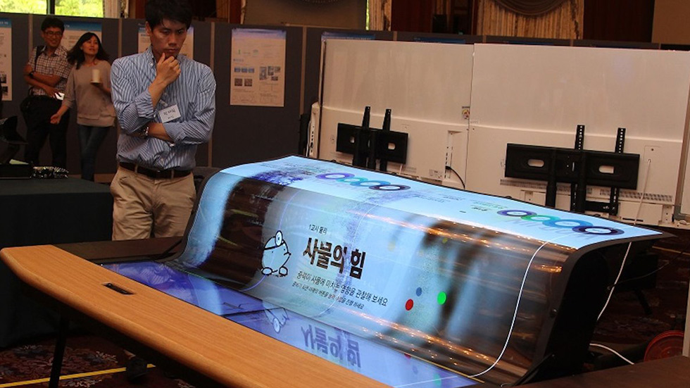 LG launches its world’s first flexible OLED TV